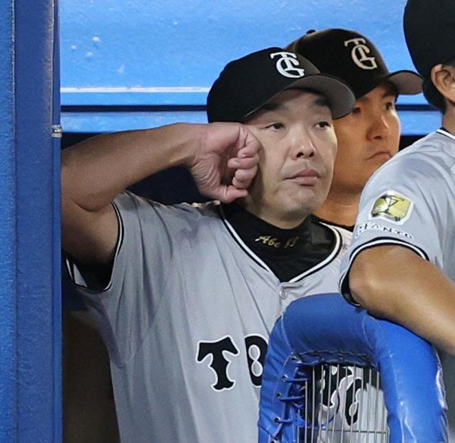 　１回、試合を見つめる阿部監督