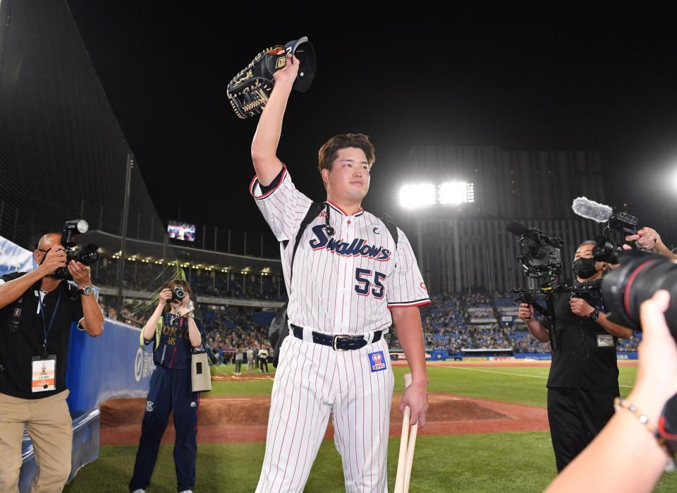 　試合後、スタンドのファンの声援に応える村上（撮影・開出牧）