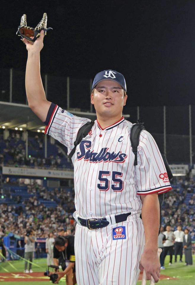 　ファンに手を振り、球場を後にする村上