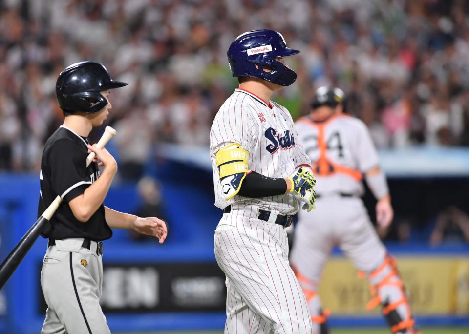 　８回、申告敬遠される村上（撮影・開出牧）