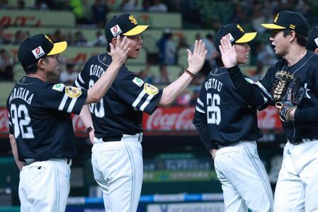 　ナインを迎える小久保監督（撮影・金田祐二）