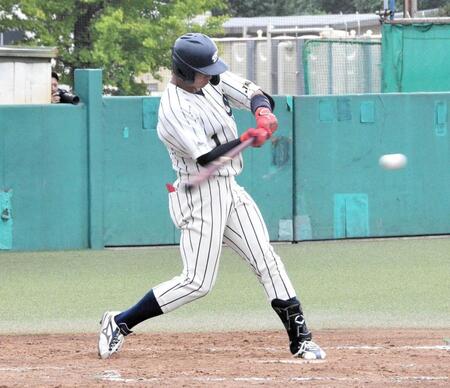 　先制打を放った上武大・西原