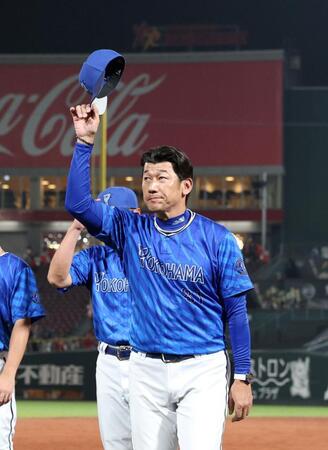 　マツダスタジアムでの今季最終戦を終え、ファンに手を振る三浦監督＝９月２８日