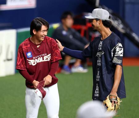 　前日、林（左）は宗に死球を与え、試合前に謝罪を終え笑顔を見せる（撮影・山口登）