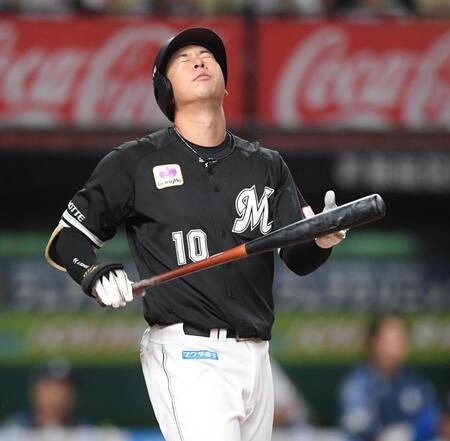 　８回、空振り三振に倒れ天を仰ぐ上田（撮影・園田高夫）