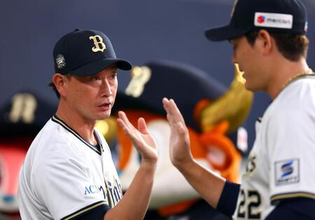 　岸田監督（左）は完封勝利を飾った九里とタッチする（撮影・山口登）