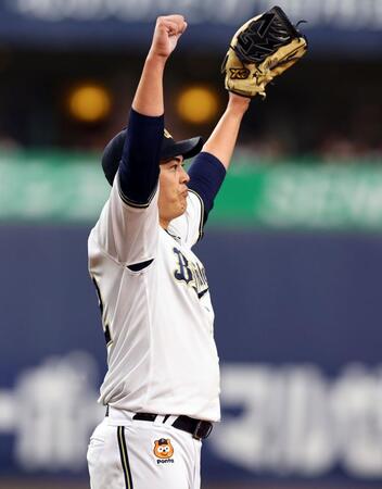 　完封勝利を飾り両手を挙げ喜ぶ九里（撮影・山口登）