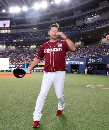 　ファンにあいさつを終え、ベンチに戻る三木監督（撮影・山口登）