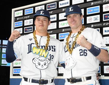 　お立ち台でガッツポーズをする渡辺（左）とネビン（撮影・園田高夫）
