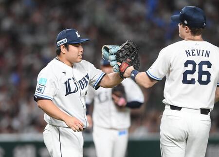 　３０セーブを挙げネビン（右）とグラブタッチする平良（撮影・園田高夫）