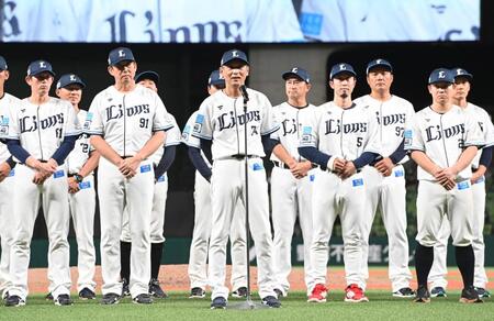 　本拠地最終戦を終えファンにあいさつをする西口監督（中央）＝撮影・園田高夫