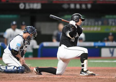 　８回、空振り三振に倒れた上田（撮影・園田高夫）