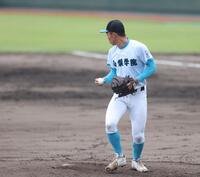 　４回、グラウンド付近を飛ぶ鳥に驚く山梨学院・竹下翔太（撮影・中田匡峻）