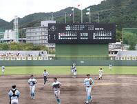 　７回裏で試合が終了し、整列に向かう山梨学院・菰田陽生（手前右）ら山梨学院ナイン（撮影・中田匡峻）