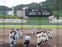 　７イニングで試合が終了し、整列する山梨学院（左）と尽誠学園の両校ナイン（撮影・中田匡峻）