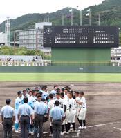 　７イニングで試合が終了し、整列する山梨学院（左）と尽誠学園の両校ナイン（撮影・中田匡峻）