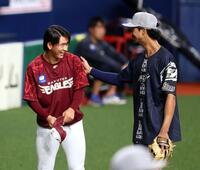 　前日、林（左）は宗に死球を与え、試合前に謝罪を終え笑顔を見せる（撮影・山口登）