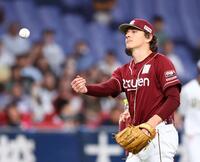 　４回途中、ベンチに戻るハワード（撮影・山口登）