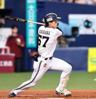 　１回、先制の犠飛を放つ中川（撮影・山口登）