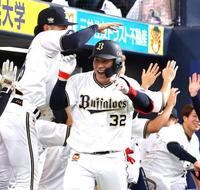 　２回、２ランを放った福永はナインに迎えられる（撮影・山口登）