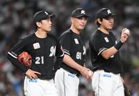 　６回、ピンチで先発の石川柊（左）をあきらめ継投策を選択した吉井監督（中央）＝撮影・園田高夫