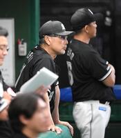 　不利な戦況を見守る吉井監督（撮影・園田高夫）