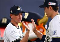 　岸田監督（左）は完封勝利を飾った九里とタッチする（撮影・山口登）