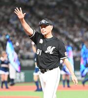 　ファンに手を振りベンチに戻る吉井監督（撮影・園田高夫）