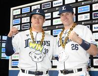 　お立ち台でガッツポーズをする渡辺（左）とネビン（撮影・園田高夫）