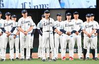 　本拠地最終戦を終えファンにあいさつをする西口監督（中央）＝撮影・園田高夫