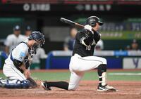 　８回、空振り三振に倒れた上田（撮影・園田高夫）