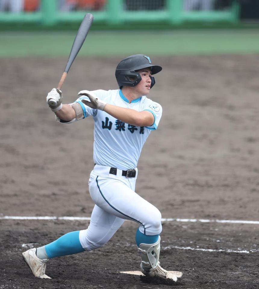 　４回、ライトへ先制となる２点適時二塁打を放つ山梨学院・宮川真聖（撮影・中田匡峻）