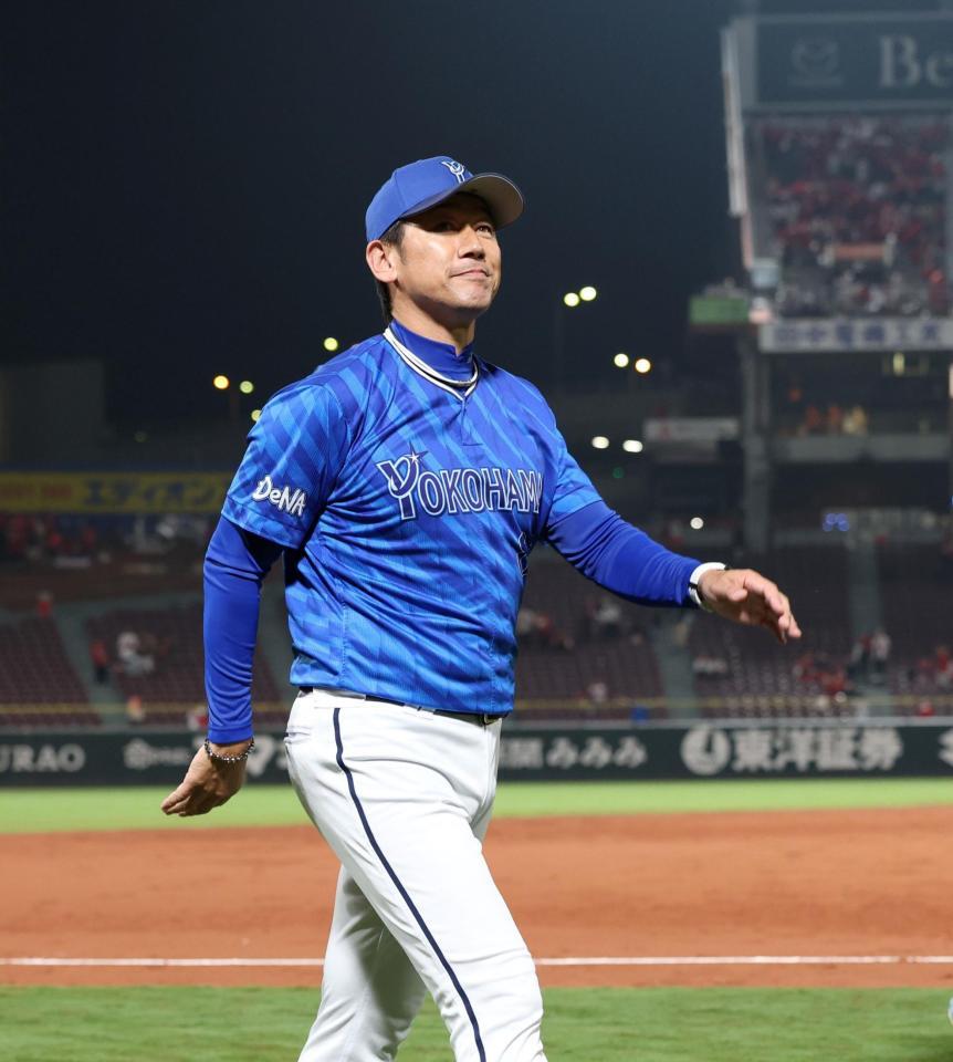 　マツダスタジアムでの今季最終戦を終え、引き揚げる三浦監督＝９月２８日