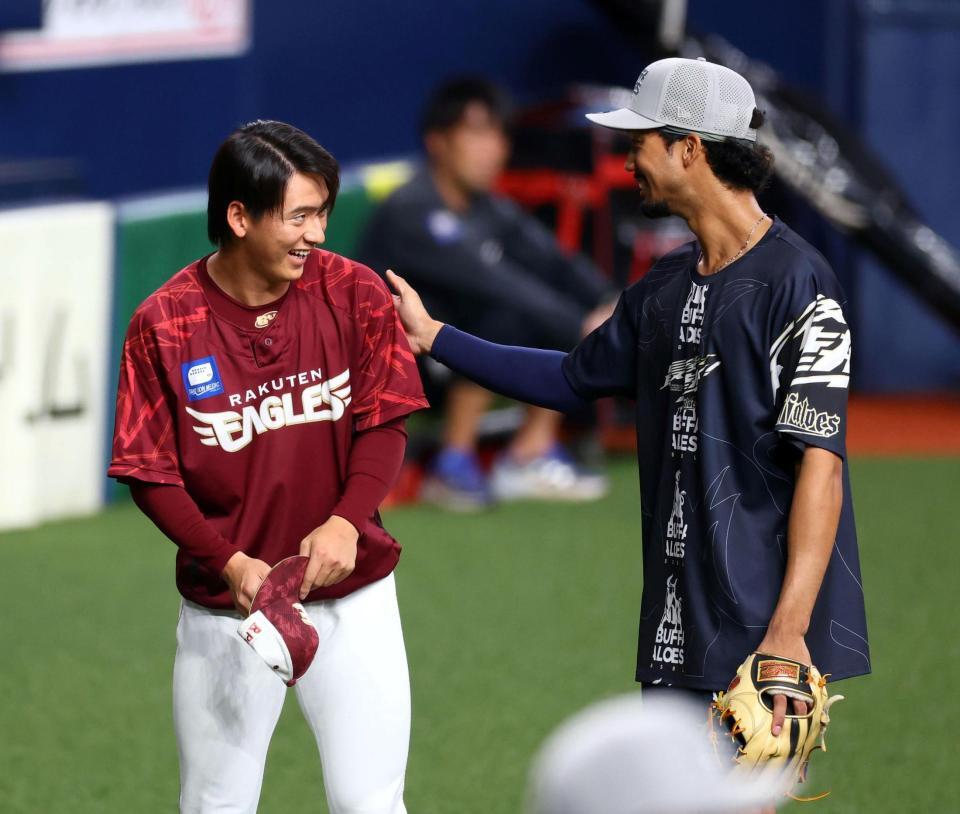 　前日、林（左）は宗に死球を与え、試合前に謝罪を終え笑顔を見せる（撮影・山口登）