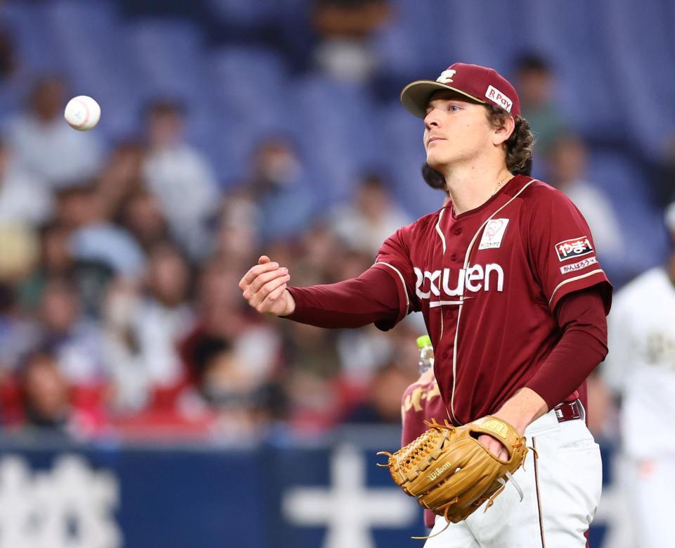 　４回途中、ベンチに戻るハワード（撮影・山口登）