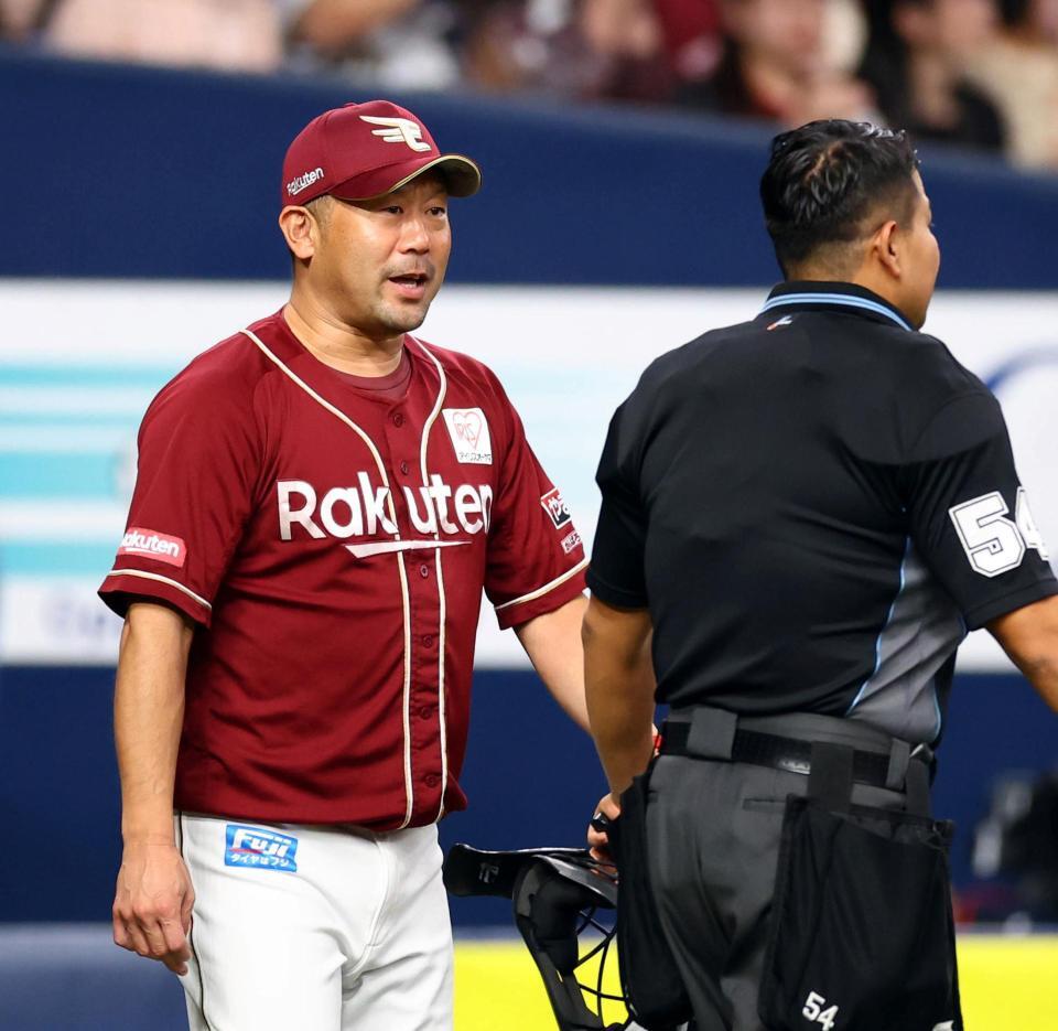 　４回途中、投手交代を告げる三木監督（撮影・山口登）