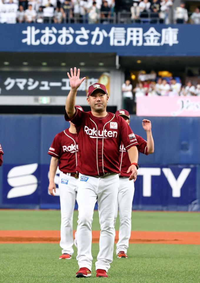 　今シーズン京セラドームでの試合を終え、ファンに手を振る三木監督（撮影・山口登）