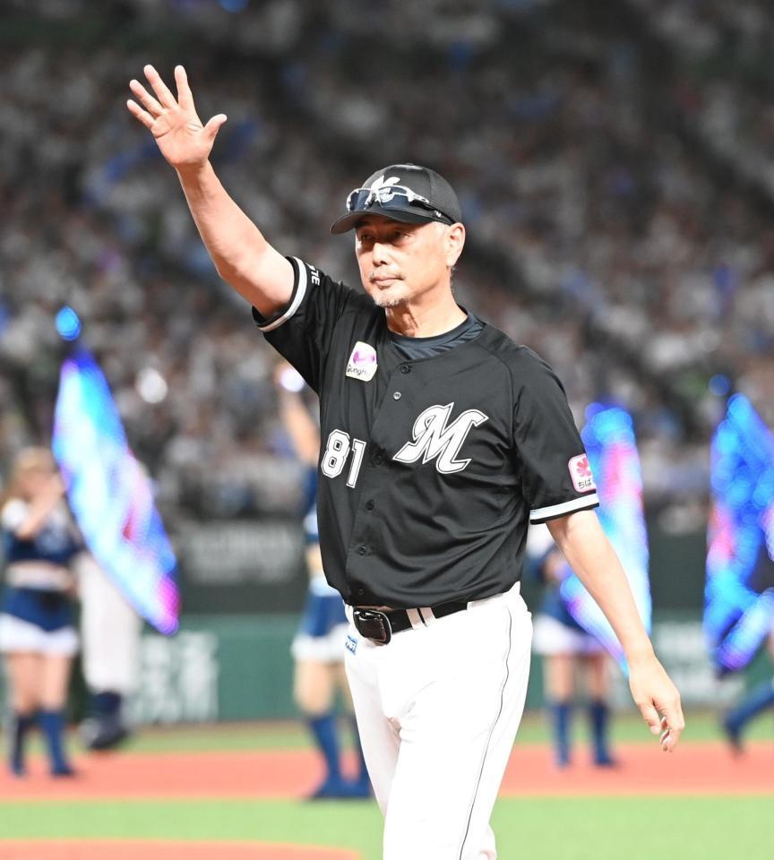 　ファンに手を振りベンチに戻る吉井監督（撮影・園田高夫）