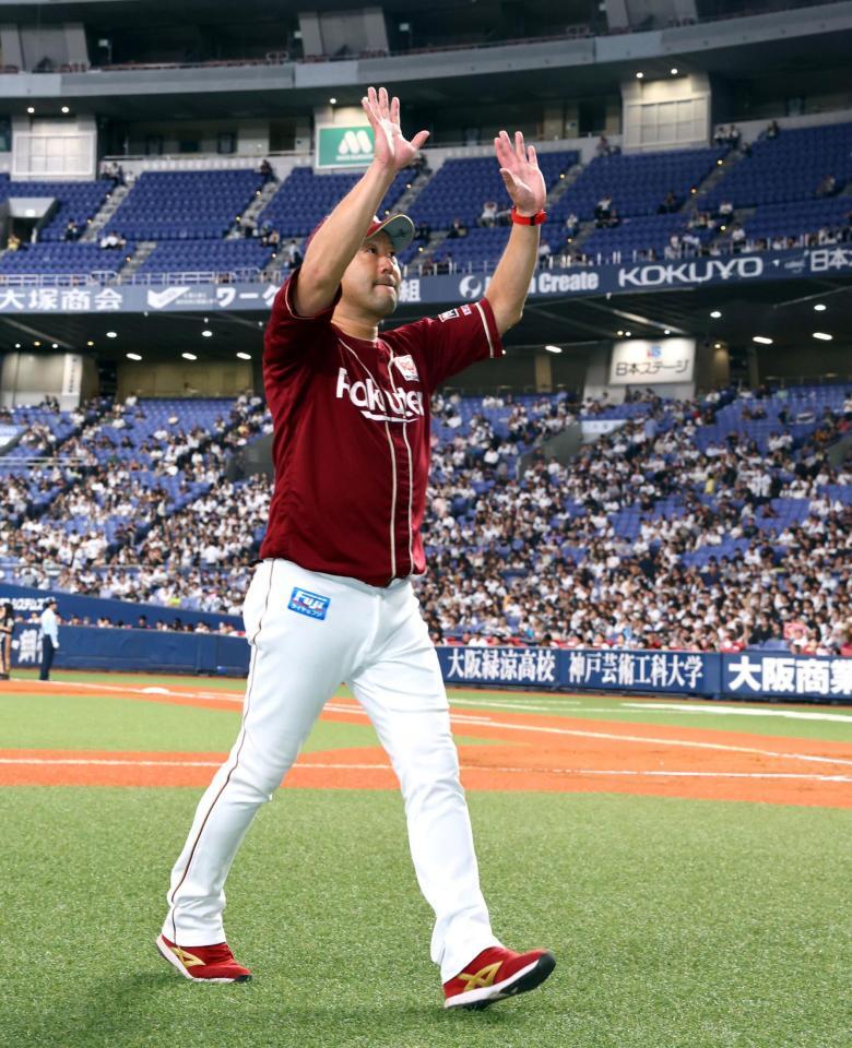 　今シーズン、京セラドームでの試合を終え、ファンに手を振る三木監督（撮影・山口登）