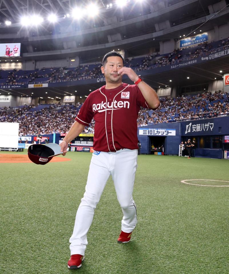 　ファンにあいさつを終え、ベンチに戻る三木監督（撮影・山口登）