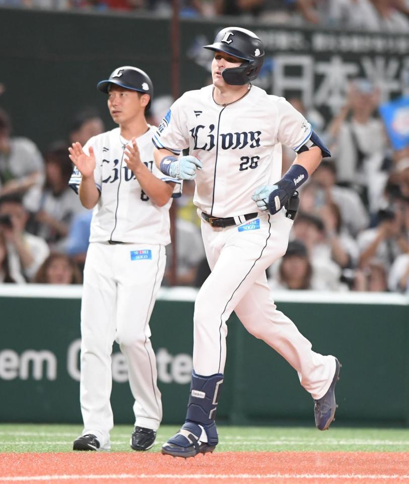 　２回、先制の２１号ソロを放ったネビン（撮影・園田高夫）