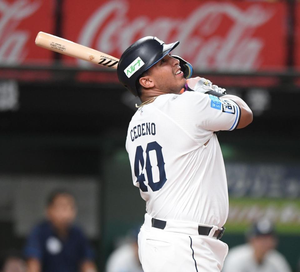 　６回、貴重な２点目となる一塁内野安打を放ったセデーニョ（撮影・園田高夫）