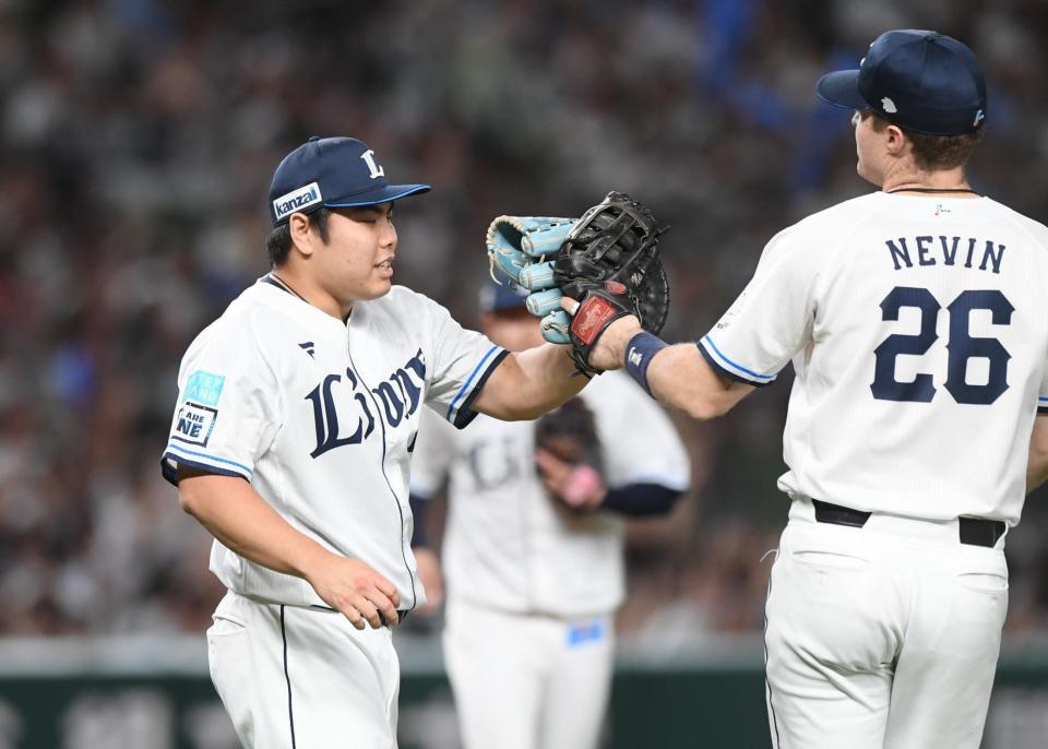 　３０セーブを挙げネビン（右）とグラブタッチする平良（撮影・園田高夫）