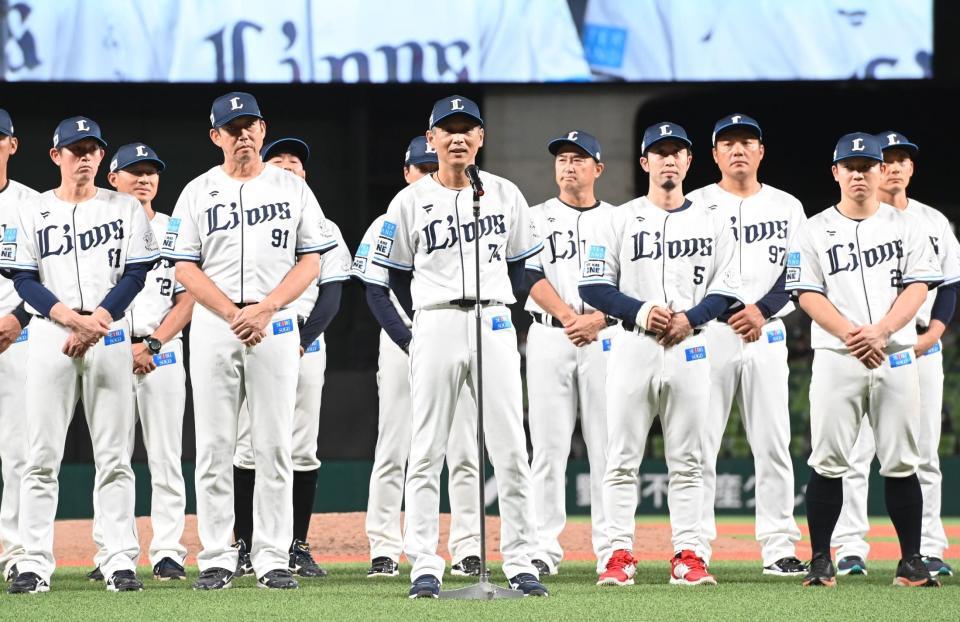 　本拠地最終戦を終えファンにあいさつをする西口監督（中央）＝撮影・園田高夫