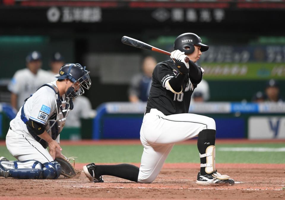 　８回、空振り三振に倒れた上田（撮影・園田高夫）