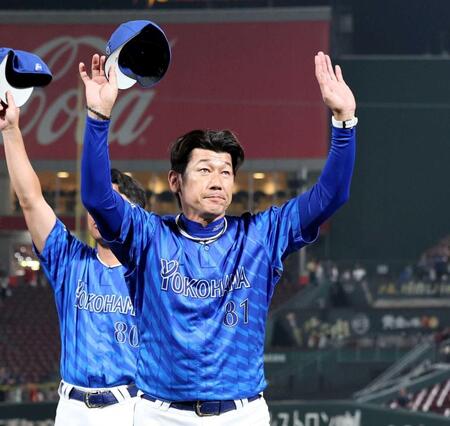　２８日のマツダでの今季最終戦を終え、帽子を振ってファンにあいさつする三浦監督