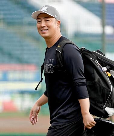 　引退試合の前に笑顔を見せる美馬（撮影・開出牧）