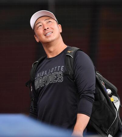 　引退試合の前にグラウンドに現れ、心配そうに曇り空を見上げる美馬（撮影・開出牧）