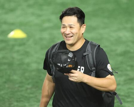 　笑顔で調整する田中将（撮影・金田祐二）