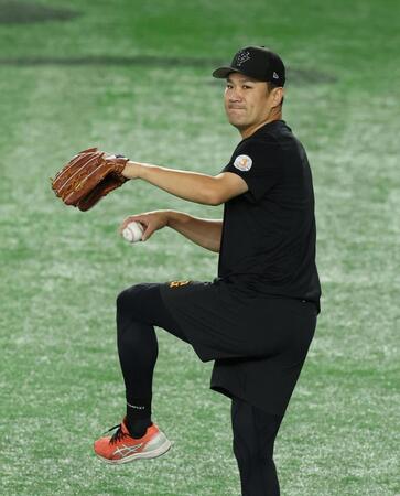 　調整する田中将（撮影・金田祐二）